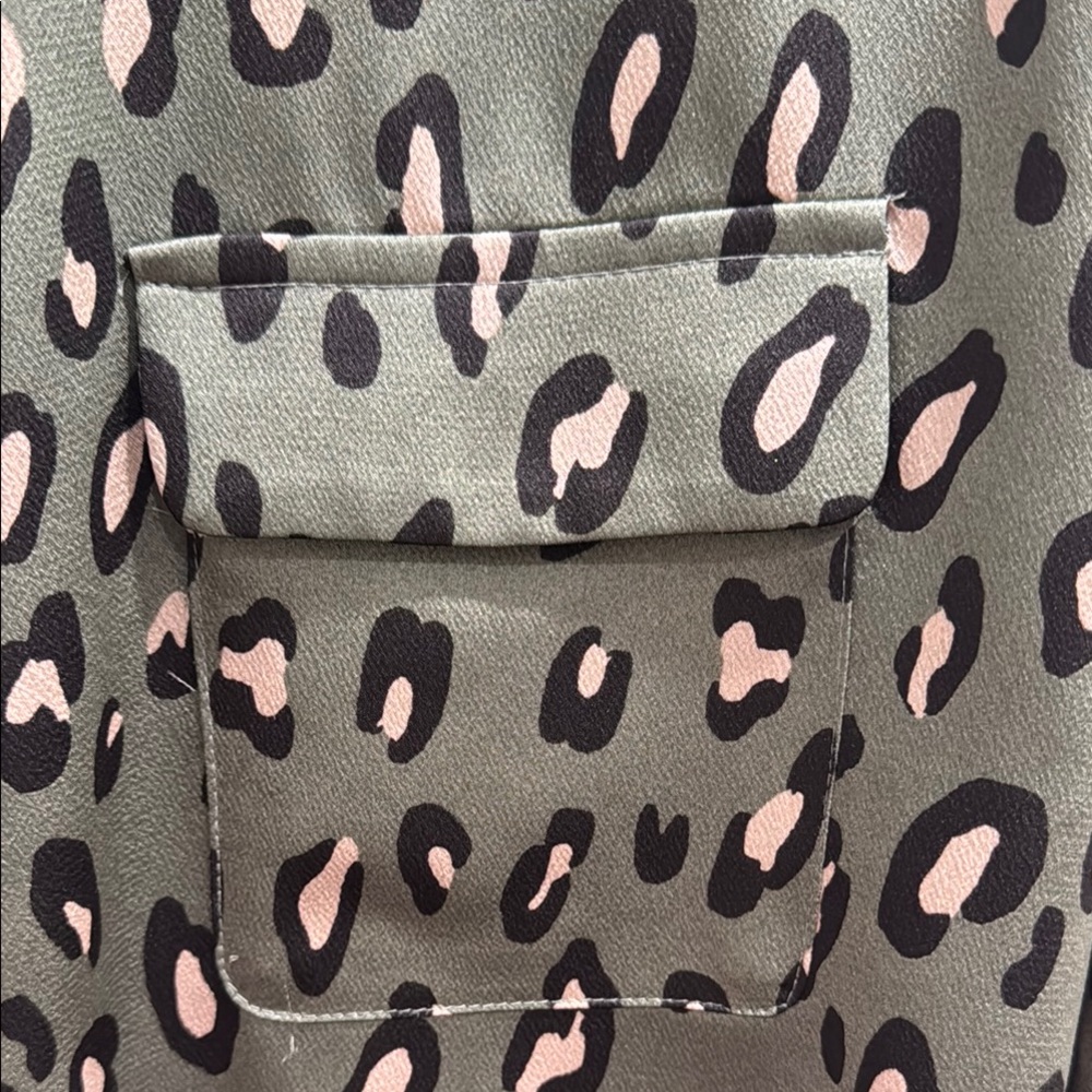 ! EUC Pleione Satin Green Leopard Print Button Front Blouse w Front Flap Pocket! - Picture 3 of 7